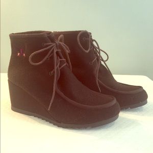 NWOT {SakRoots} Brown Butterfly Wedge Booties
